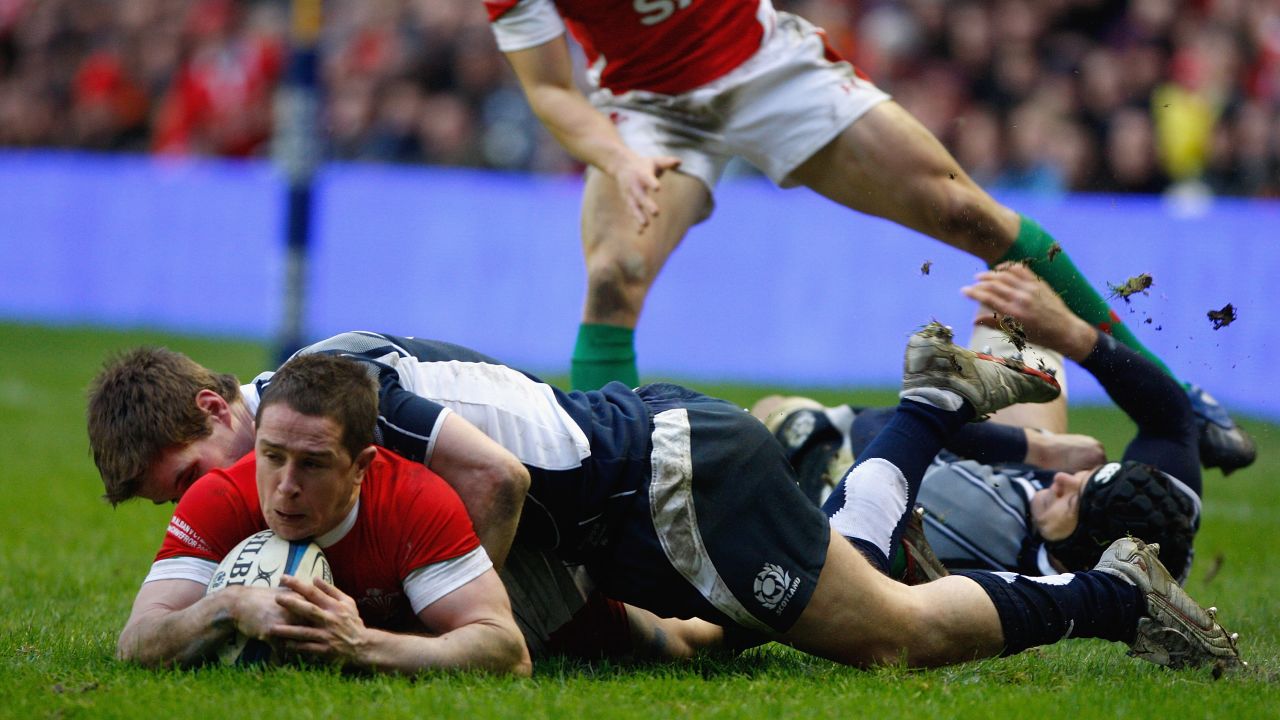 Williams scores against Scotland at the 2009 Six Nations