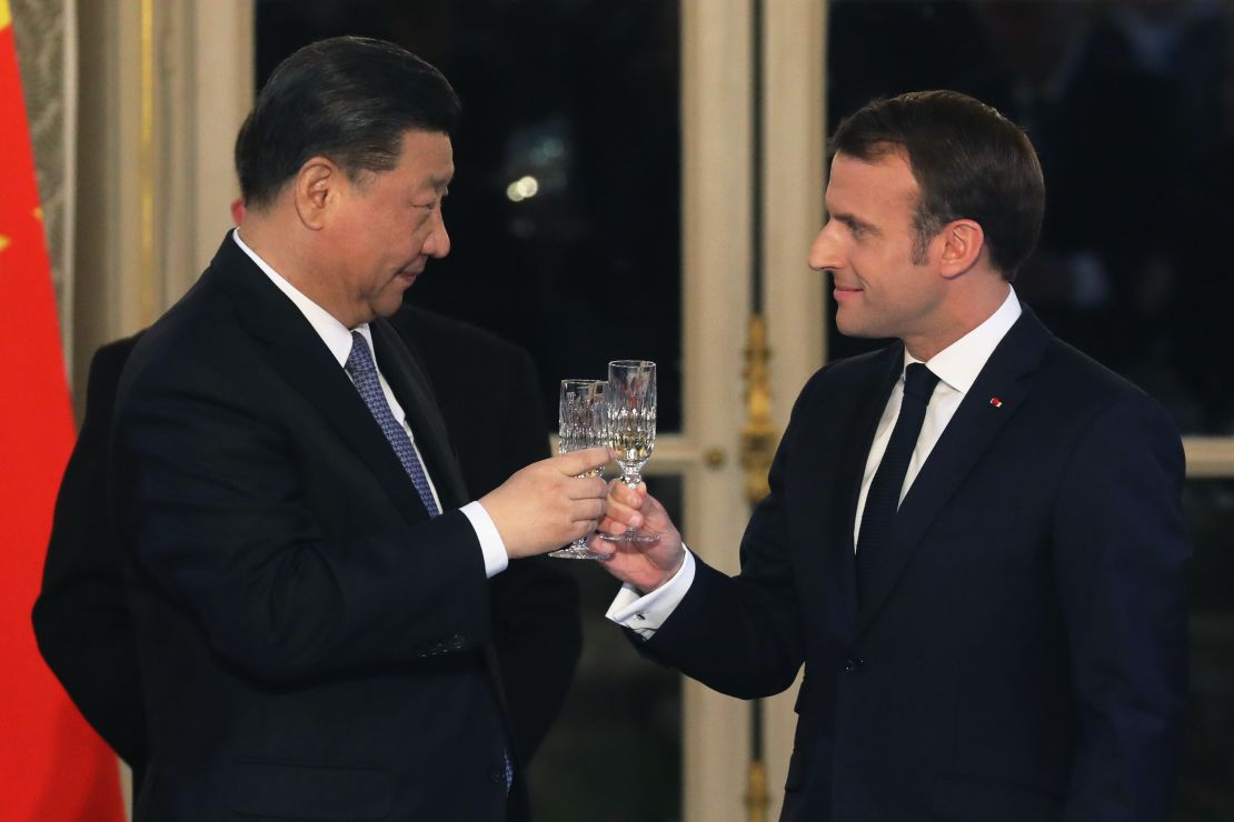 French President Emmanuel Macron, right, and Chinese President Xi Jinping at a state dinner at the Elysee Palace in Paris on Monday.