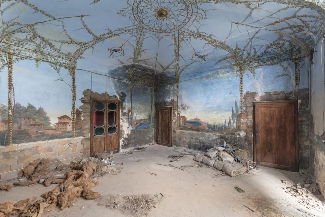 Veillon, who has been fascinated with abandoned places since he was a child, kept returning to the idea of derelict subjects, and eventually made it the core of his work.