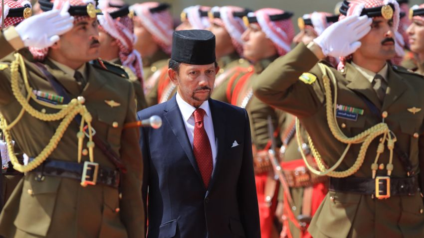 The Sultan of Brunei Hassanal Bolkiah (C) and Jordan's (unseen) review the honour guard at the Royal Palace in Amman, on October 4, 2018. - The Sultan of Brunei is on an official visit in Jordan. (Photo by KHALIL MAZRAAWI / AFP)        (Photo credit should read KHALIL MAZRAAWI/AFP/Getty Images)