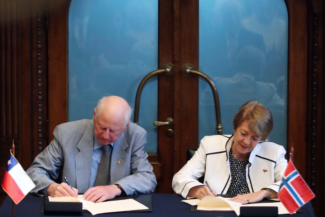 Thor Heyerdahl Jr., son of famous explorer Thor Heyerdahl, and Chilean Culture Minister Consuelo Valdes sign an agreement for the return of artifacts taken from Easter Island.