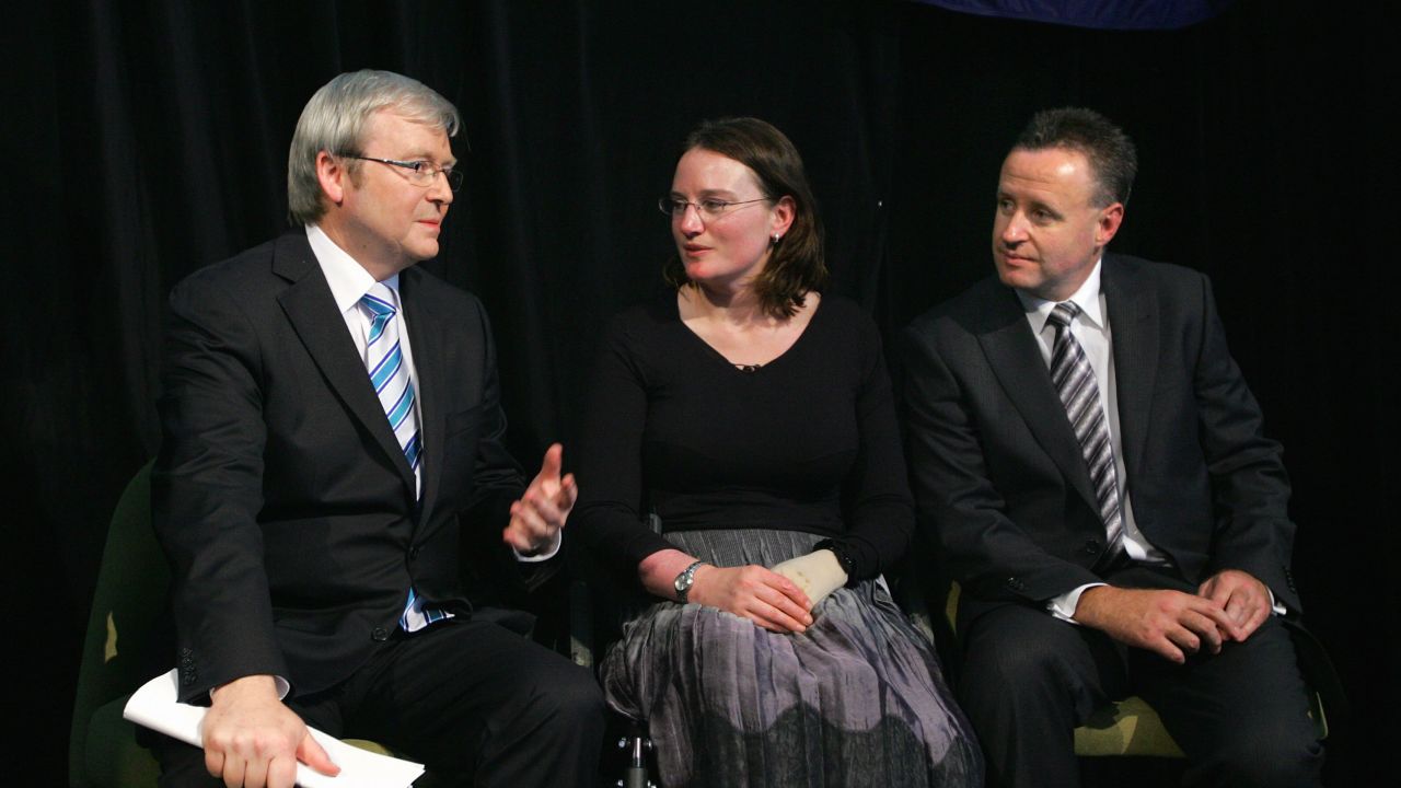 Cynthia Banham (center) alongside Former Australian Prime Minister Kevin Rudd (L) her doctor (R) in 2008.