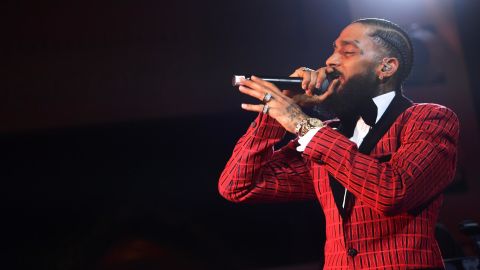 Nipsey Hussle se presenta en el escenario de la Warner Music Pre-Grammy Party en el NoMad Hotel el 7 de febrero de 2019 en Los Ángeles. 