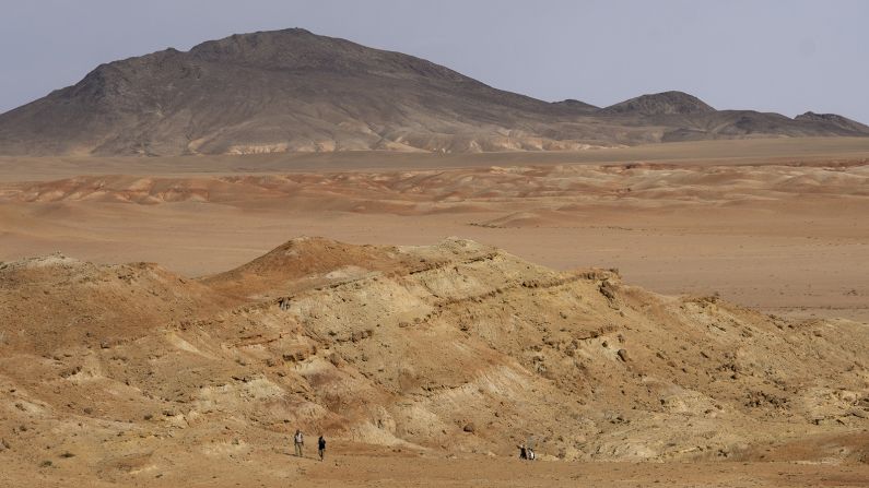 <strong>Gobi Desert: The </strong>Gobi Desert is the largest desert in Asia, accounting for roughly 30% of Mongolia as well as a good portion of northern China.