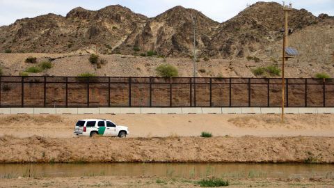 A US Border Patrol is seen from Mexico while patrolling along the border line between the cities of El Paso, Texas, in the United States, and Ciudad Juarez, Chihuahua state, Mexico on April 7, 2018.
The US states of Texas and Arizona on Friday announced plans to send National Guard troops to the southern border with Mexico after President Donald Trump ordered a thousands-strong deployment to combat drug trafficking and illegal immigration. / AFP PHOTO / HERIKA MARTINEZ (Photo credit should read HERIKA MARTINEZ/AFP/Getty Images)