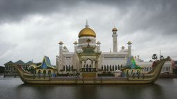 The Sultan Omar Ali Saifuddien Mosque is seen September 6, 2004, Bandar Seri Begawan, Brunei. (Photo by Christopher Furlong/Getty Images)