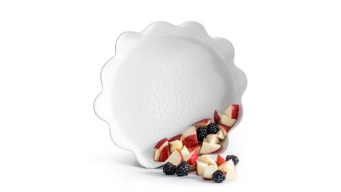 <strong>Sagaform Piccadilly Pie Dish ($40; </strong><a href="https://click.linksynergy.com/deeplink?id=Fr/49/7rhGg&mid=1237&u1=0403mothersdaygiftsnordstrom&murl=https%3A%2F%2Fshop.nordstrom.com%2Fs%2Fsagaform-piccadilly-pie-dish%2F4996828%3Forigin%3Dcategory-personalizedsort%26color%3Dwhite" target="_blank" target="_blank"><strong>nordstrom.com</strong></a><strong>)</strong><br />