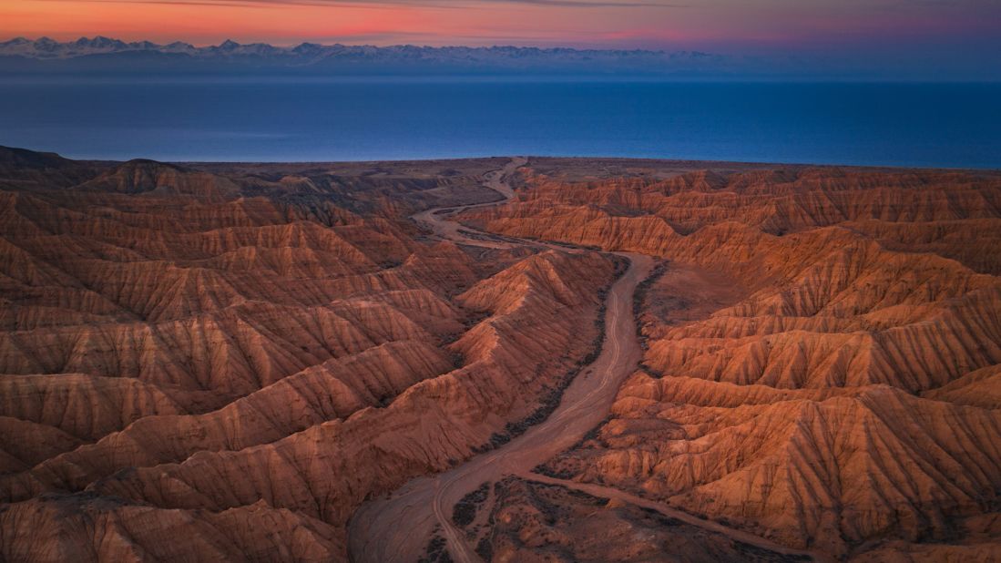 <strong>No roads:</strong> Navigating these incredible landscapes can be tricky. Sometimes it's hard to tell a road from a dried-up riverbed. Sometimes the road is a dried-up riverbed. 