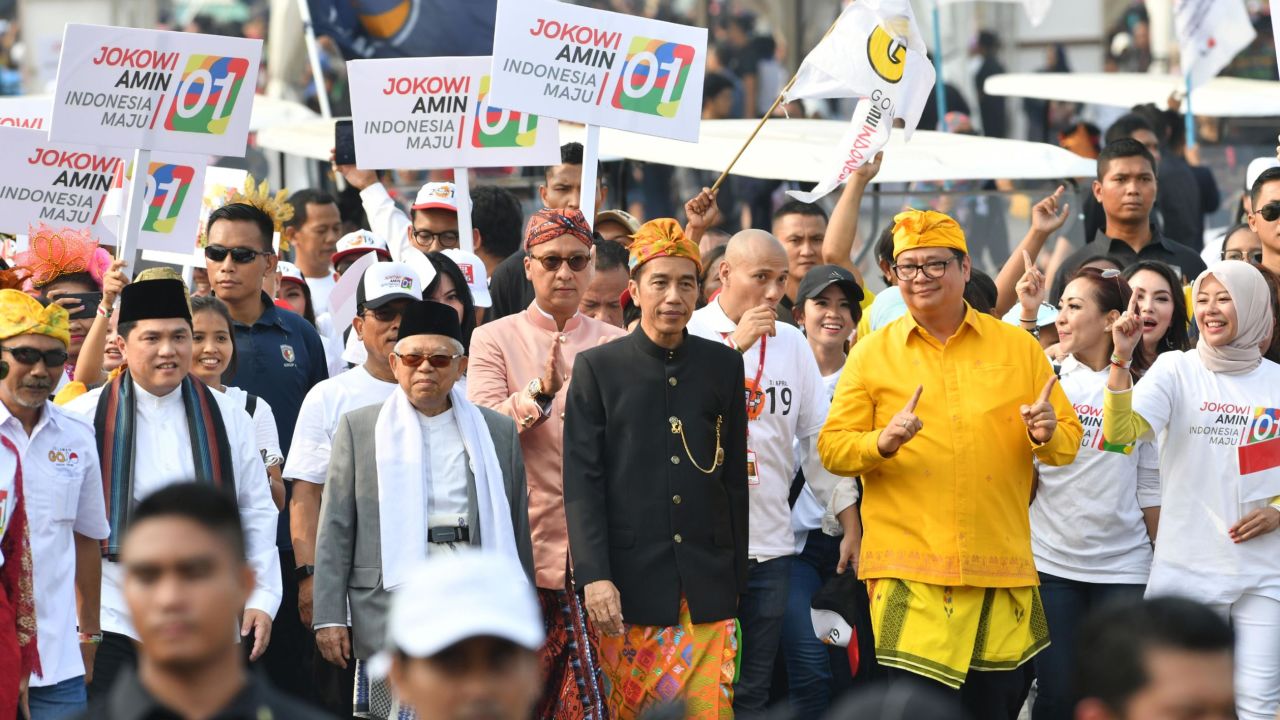 Indonesia's President Joko Widodo (C), who is running for his second term, and his running mate, Islamic cleric Ma'ruf Amin (3rd L) in September.