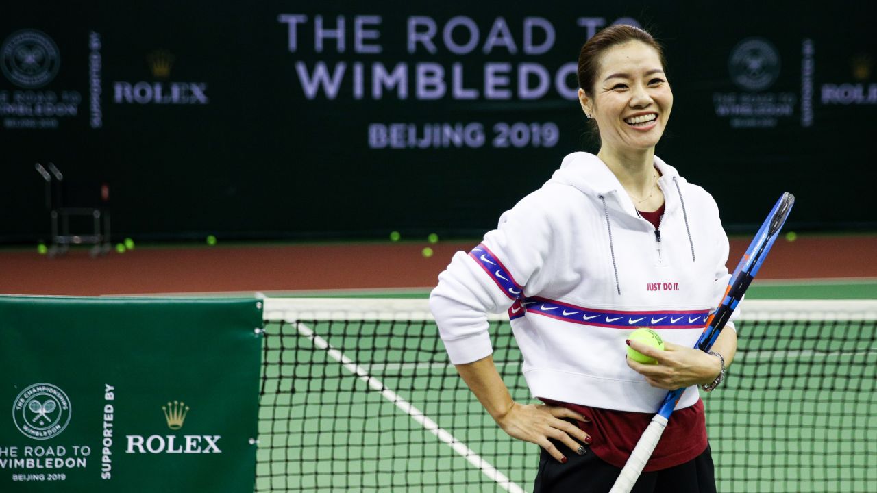 Chinese tennis pioneer Li Na talks to budding tennis stars during the Road to Wimbledon China, a junior event organized by the All England Club, in Beijing in March.