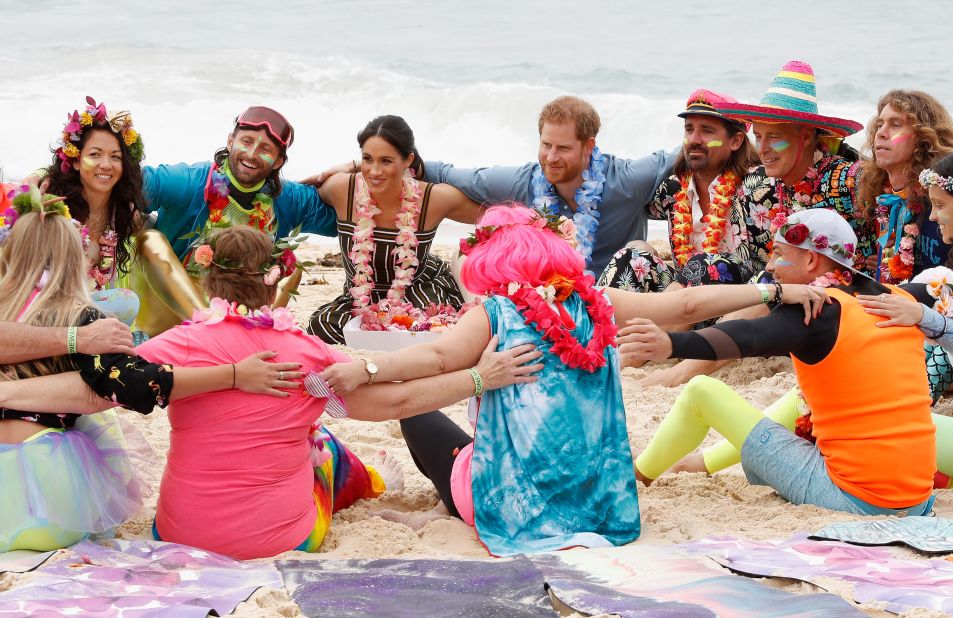 The couple talks to members of OneWave, an awareness group for mental health and well-being, in Sydney in October 2018.