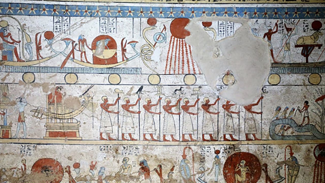 Egypt discovers a new tomb with a perfectly preserved colored walls and dozens of mummified animals. 