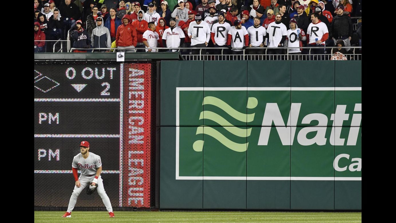 Bryce Harper of the Washington Nationals pours water over his head News  Photo - Getty Images