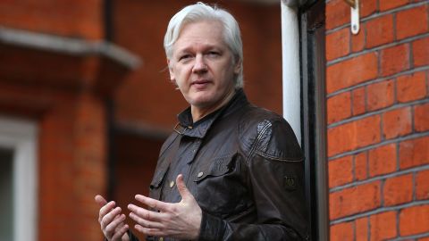 LONDON, ENGLAND - MAY 19: Julian Assange speaks to the media from the balcony of the Embassy Of Ecuador on May 19, 2017 in London, England. Julian Assange, founder of the Wikileaks website that published US Government secrets, has been wanted in Sweden on charges of rape since 2012. He sought asylum in the Ecuadorian Embassy in London and today police have said he will still face arrest if he leaves. (Photo by Jack Taylor/Getty Images)
