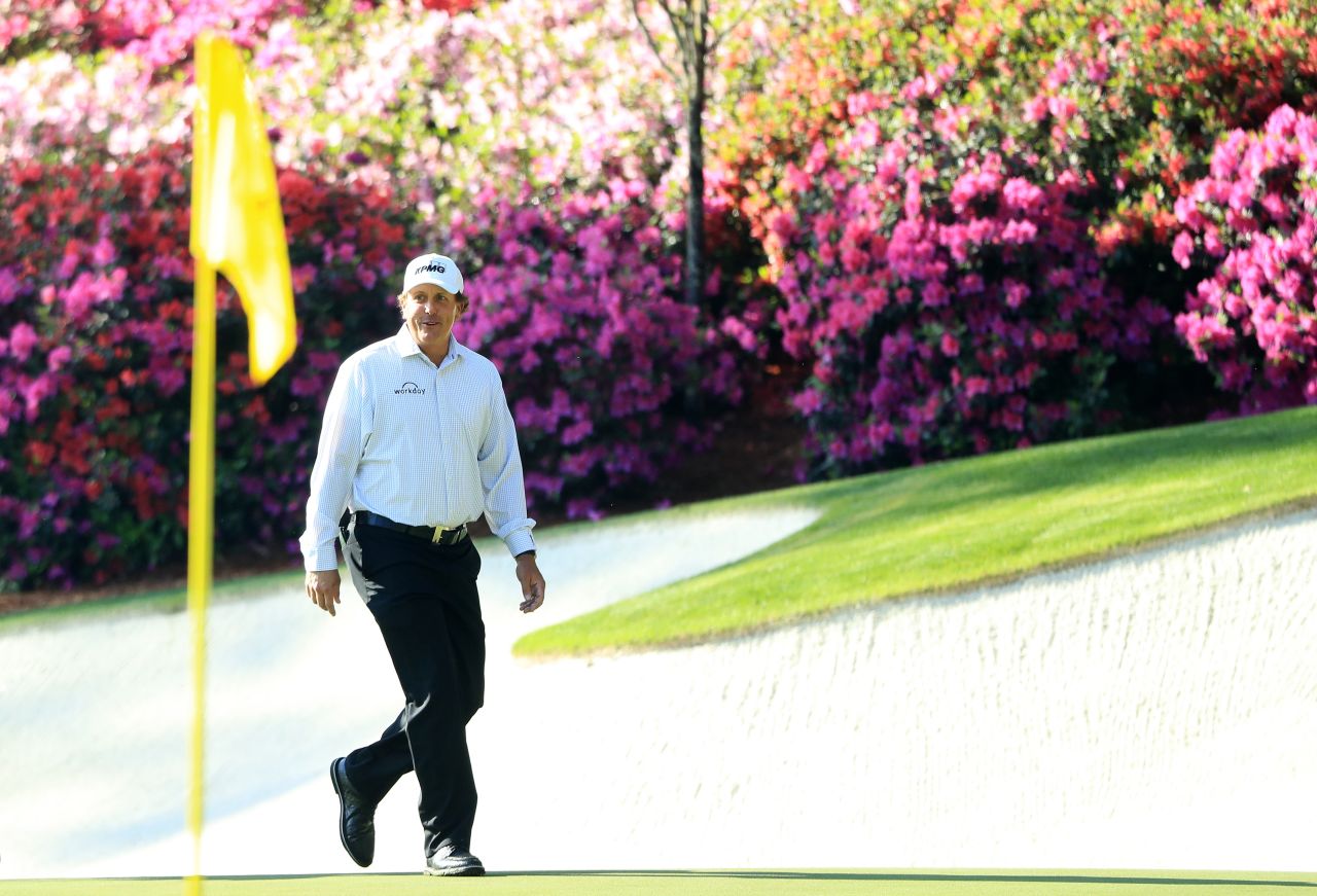 Popular left-hander Phil Mickelson is one of 17 players to have won multiple Masters titles. The three-time champion won the first of his five major titles at Augusta in 2004 after three straight third places. Even at 50, Mickelson remains a Masters threat. 