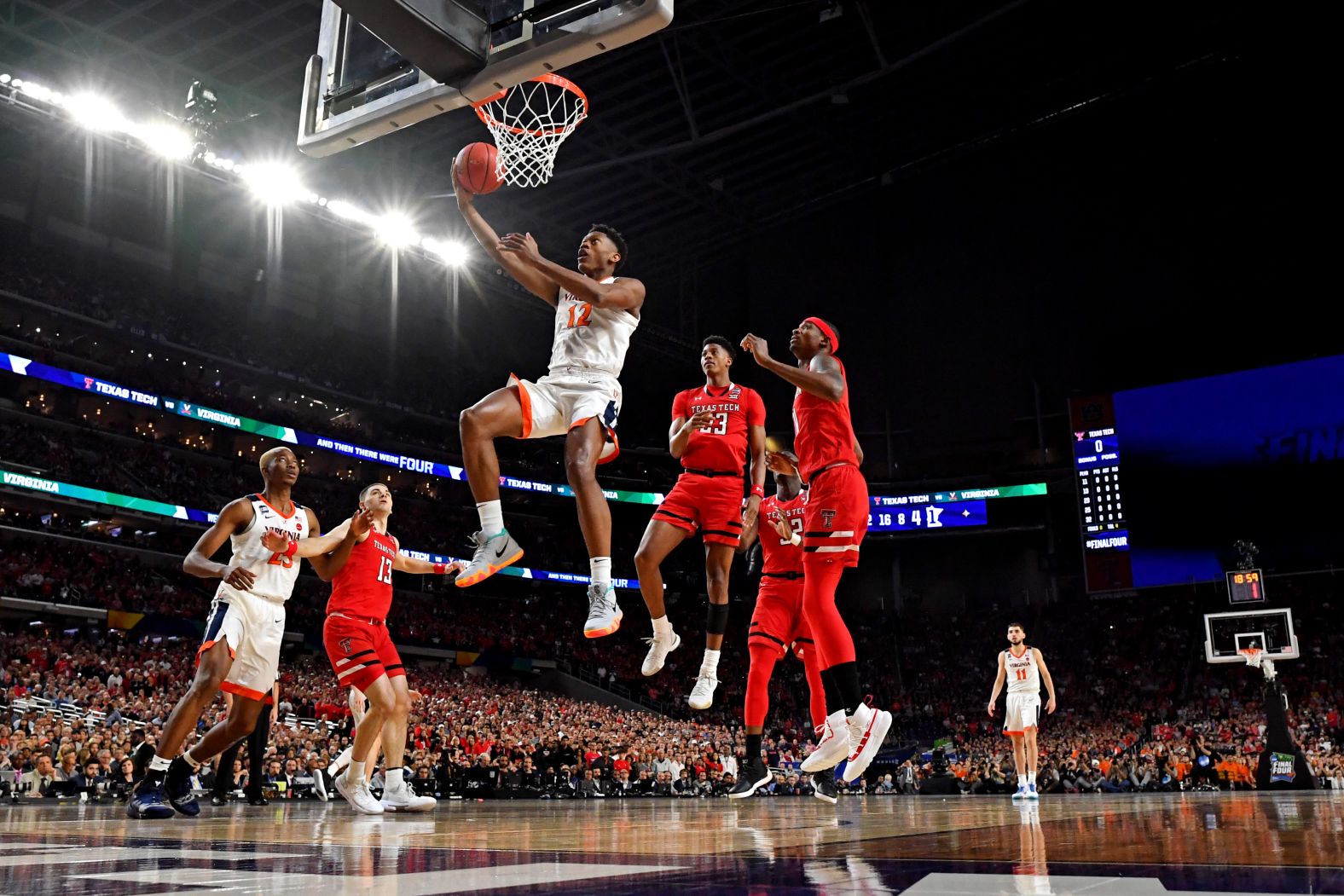 Hunter glides to the rim in the first half.
