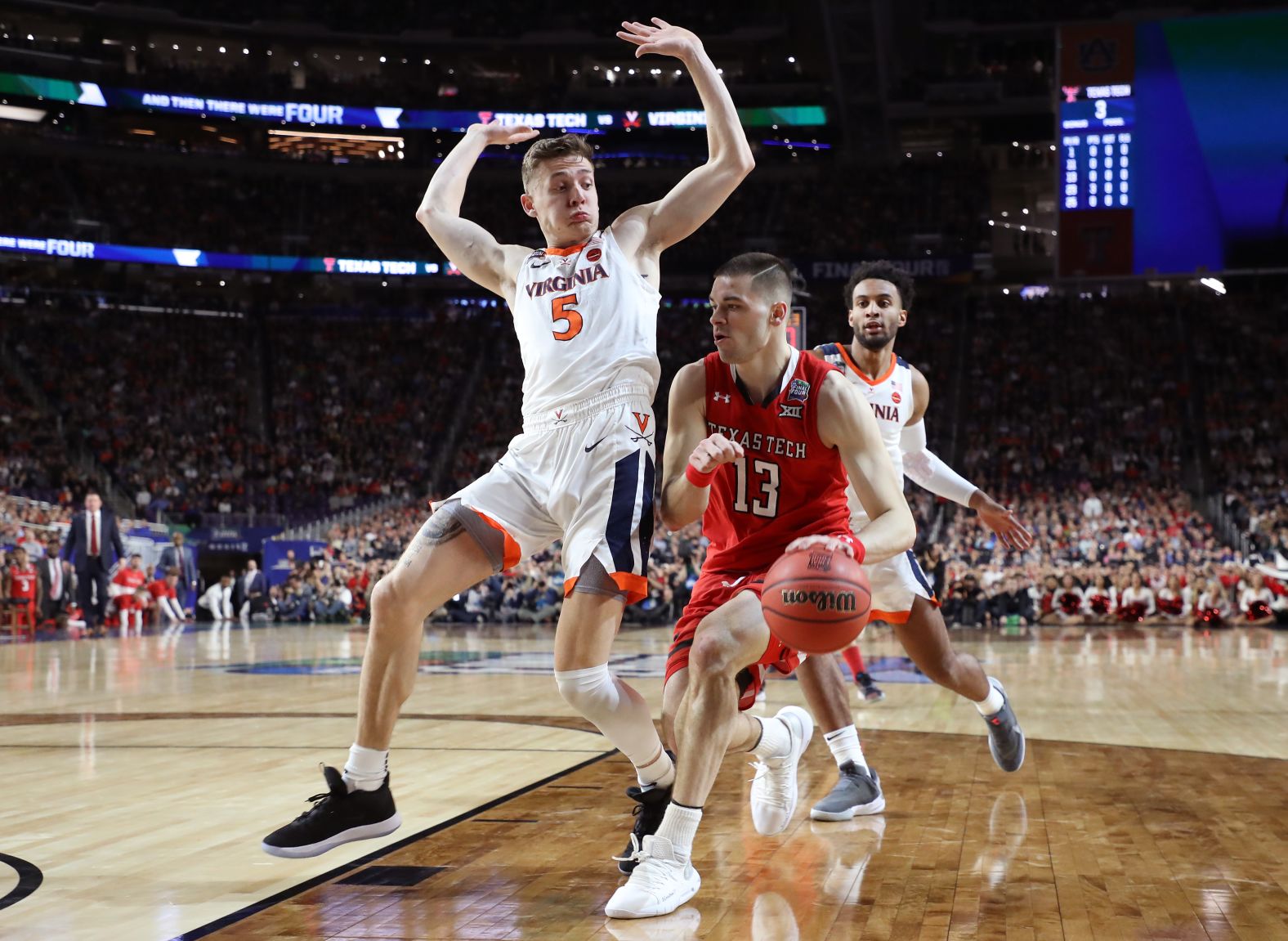 Mooney is guarded by Guy early in the game.