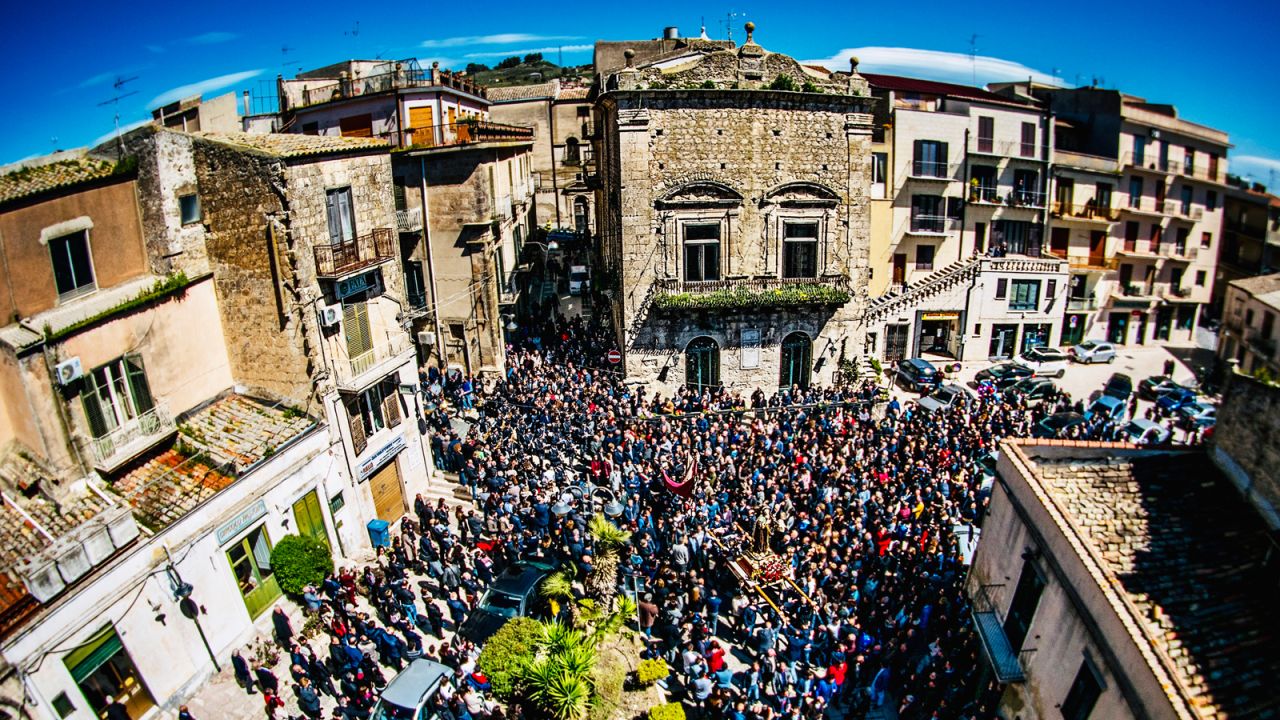 <strong>Town festivities:</strong>  Various festivals are held in Mussomeli throughout the year, including Batticchié and Festa della Madonna dei Miracoli.