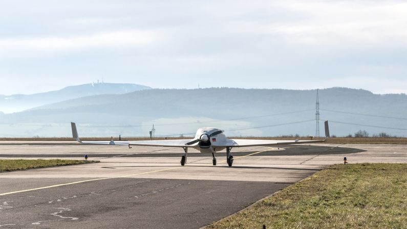 <strong>Aerodynamic:</strong> Bernhard Mattlener, managing director of Horten Aircraft, says that "due to its low aerodynamic resistance, the flying wing flies farther and faster than a comparable aircraft with a fuselage."