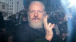 08 assange arrest 0411