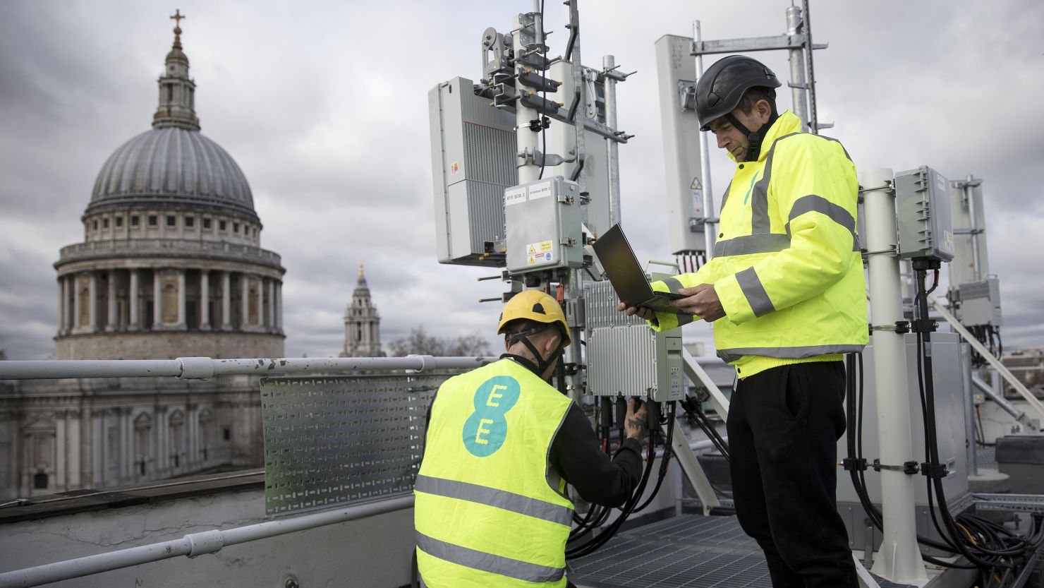 Engineers from EE the wireless network provider owned by BT Group Plc, inspect Huawei Technologies Co. 5G equipment overlooking St. Paul's Cathedral during trials in the City of London, U.K., on Friday, March 15, 2019. Photographer: Simon Dawson/Bloomberg via Getty Images