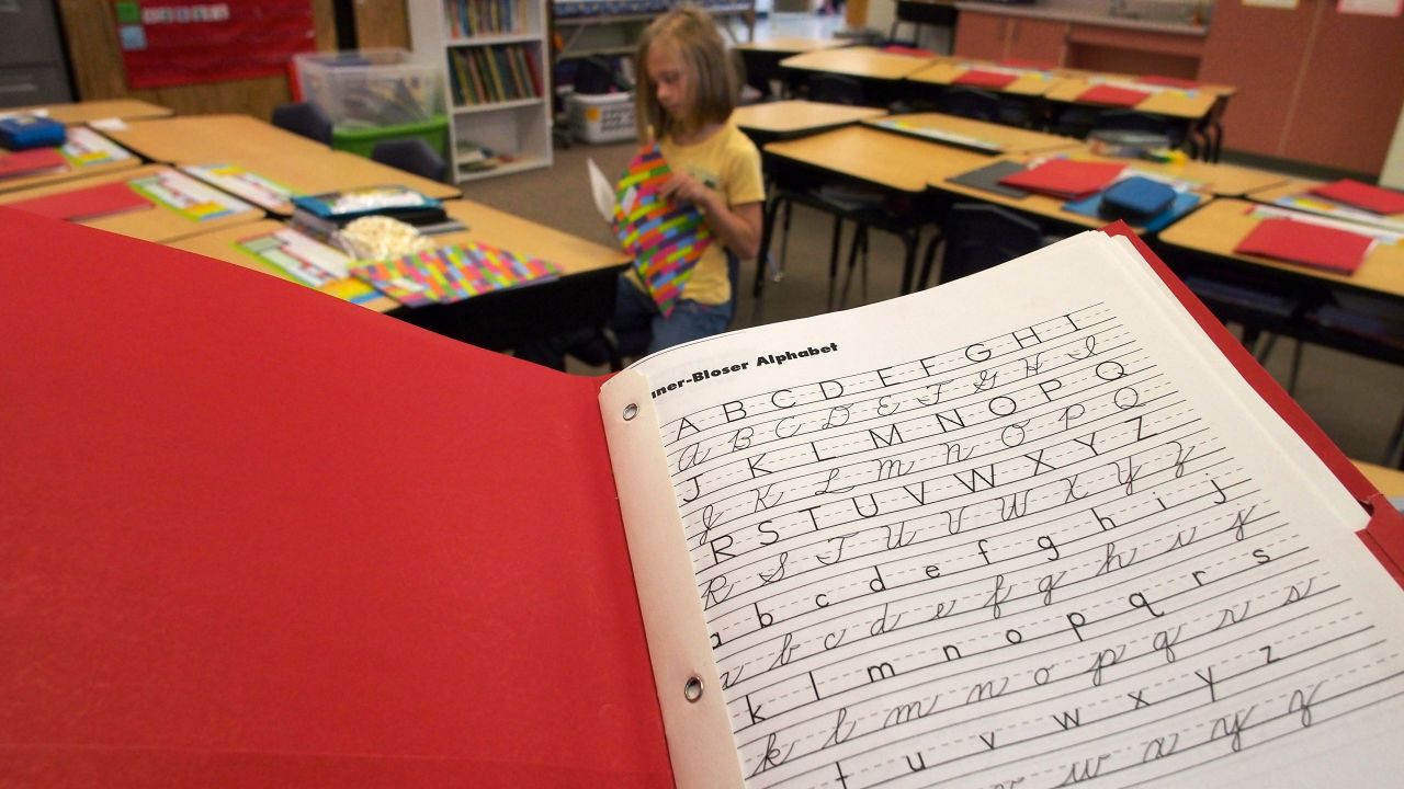 Many US states are again requiring students to learn cursive writing.