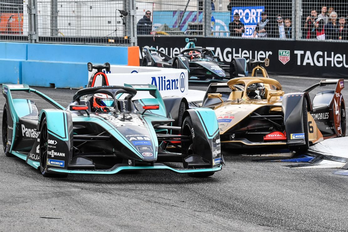 Mitch Evans (L) overtakes Andre Lotterer during the Rome E-Prix.