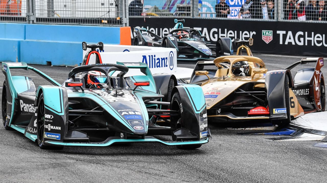 Mitch Evans (L) overtakes Andre Lotterer during the Rome E-Prix.