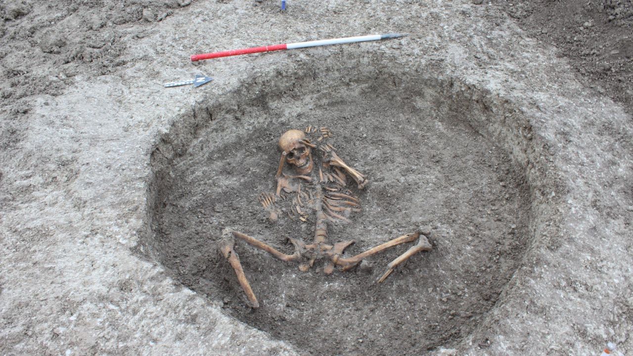 A female skeleton buried with the feet cut off and placed by its side.