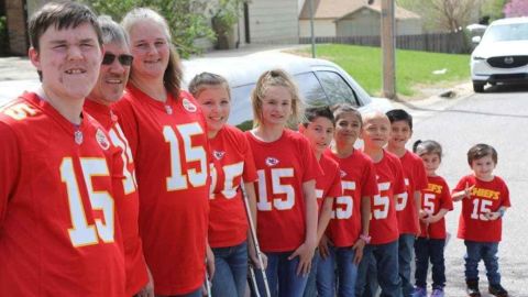 Gary and Lisa Fulbright have 10 kids living under their roof after they adopted seven siblings. 