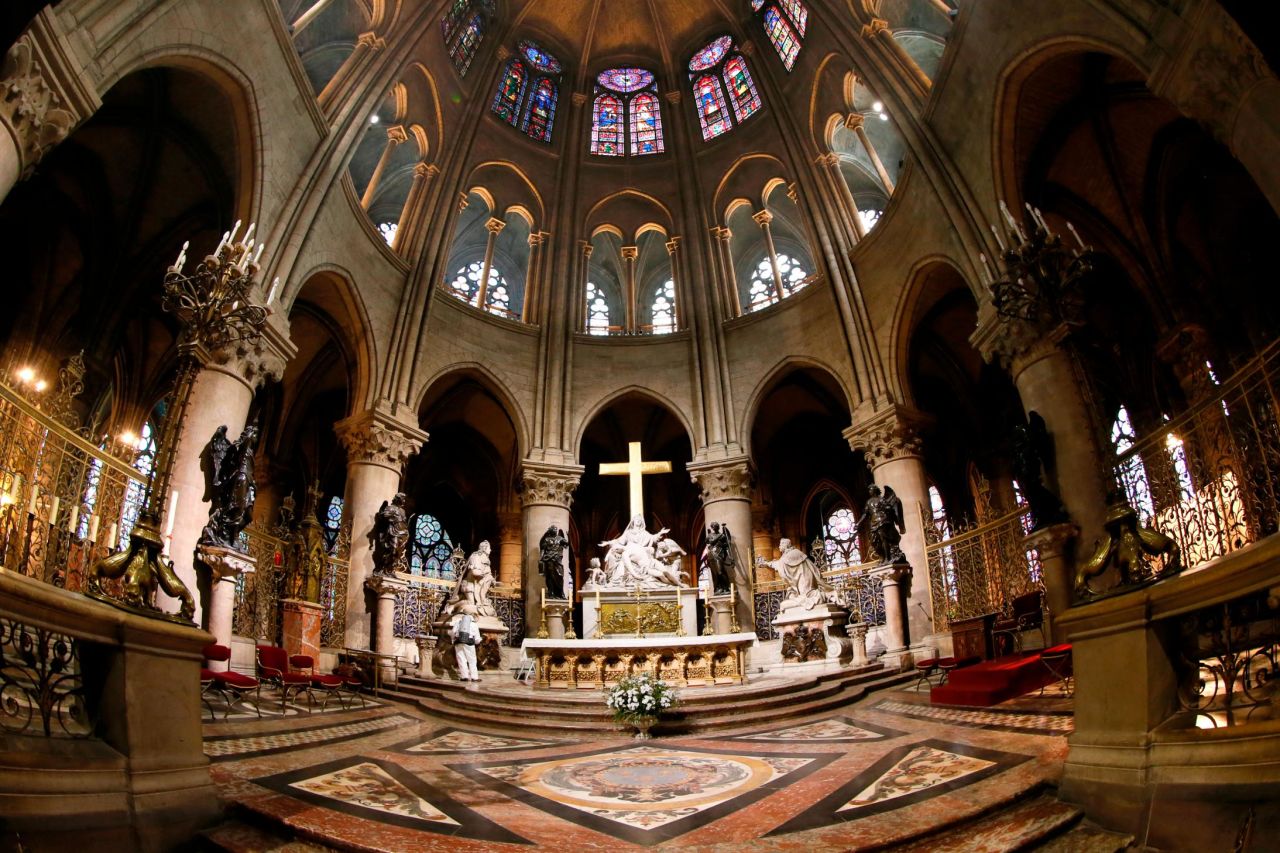<strong>Altar:</strong> The cathedral is the seat of the Archbishop of Paris. 