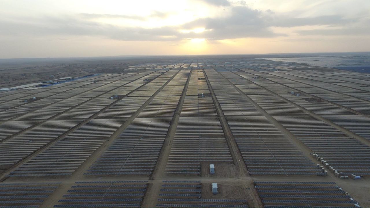 Built with Huawei Technologies solar know-how, the Yanchi Ningxia Solar Park has a <a href="http://solar.huawei.com/pt-BR/download?p=%2F~%2Fmedia%2FSolar%2Fattachment%2Fpdf%2Fla%2Fservice%2Fcommercial%2Fproduct%2Fdatasheet%2FFusionSolar-Catalogue-EN.pdf" target="_blank" target="_blank">1,000-megawatt capacity</a> and was the largest single photovoltaic plant in the world when it opened in 2016, according to the IEEFA.