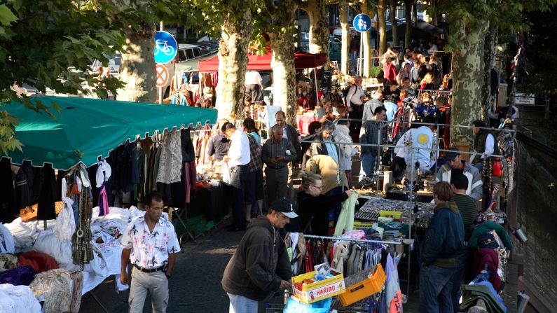 <strong>Frankfurter Flohmarkt:</strong> This flea market rotates locations: The Schaumainkai promenade on the Main's south side (pictured here) and another site on Lindleystrasse around the Osthafen docklands. Pick up interesting souvenirs and people-watch here.