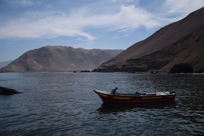 <strong>An ancient cemetery. </strong>The oldest known mummies in the world were found on the barren slopes of Caleta Camarones, a remote fishing cove in the Atacama Desert.