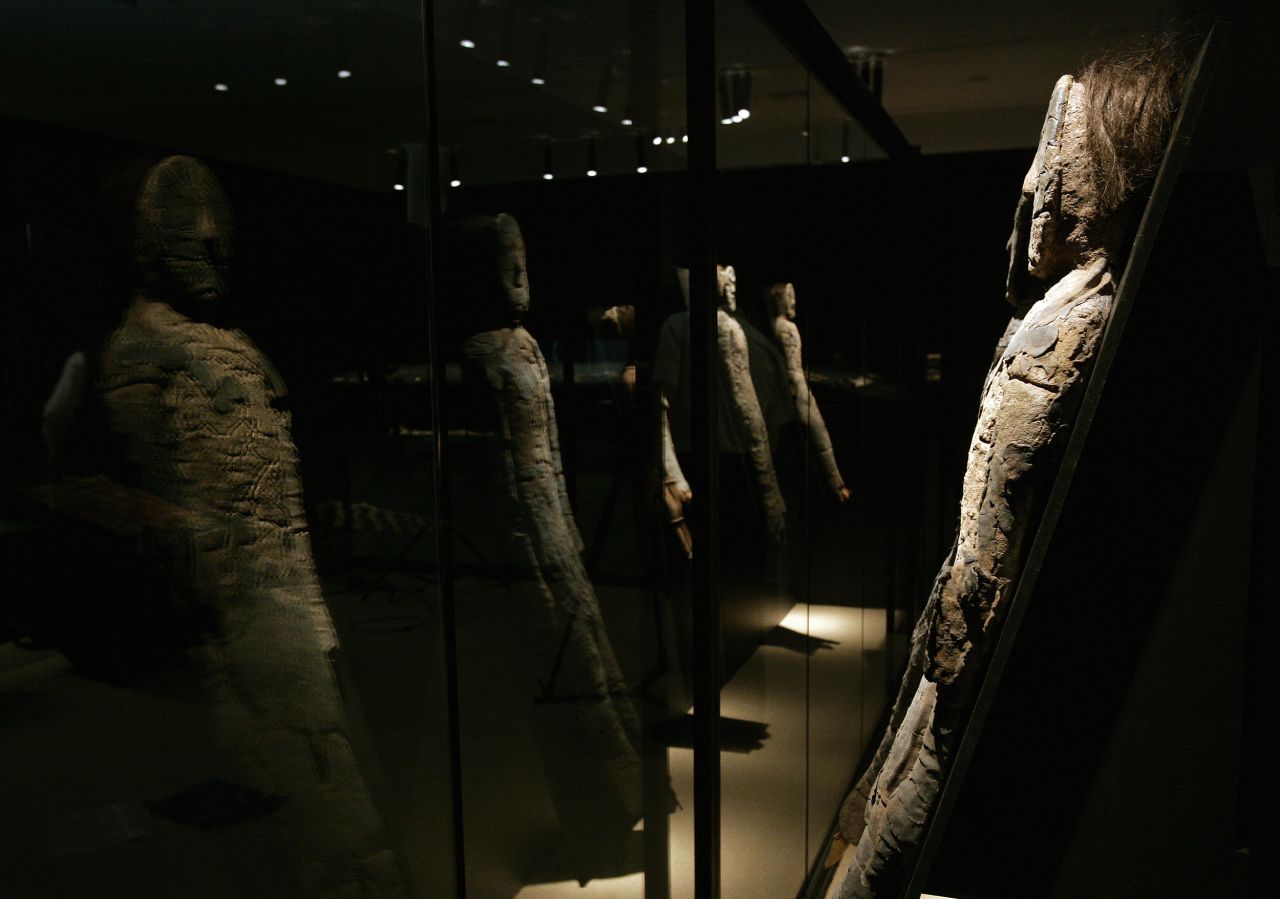 <strong>On display in Santiago. </strong>A group of Chinchorro mummies dated between 5000 B.C. and 3000 B.C.- are reflected on a mirror while on display during a 2008 exhibition in La Moneda presidential palace in Santiago. 