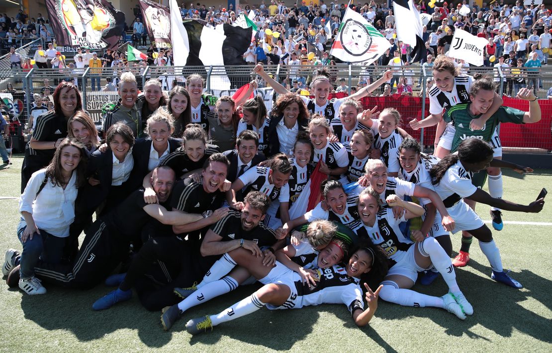 Juventus Women players celebrate winning the Serie A Championship.