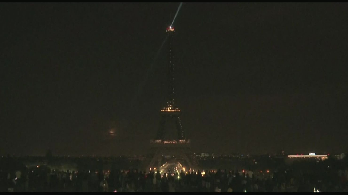 The Eiffel Tower went dark at midnight to pay tribute to the victims of the Sri Lanka bombings.