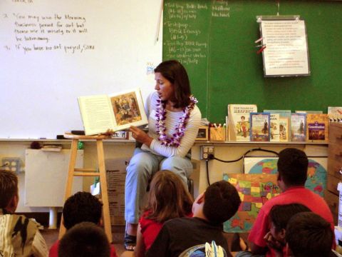 Gabbard reads to elementary school students in 2002. That year, she was elected to Hawaii's House of Representatives. At 21,  she was the youngest woman ever elected to the state legislature.