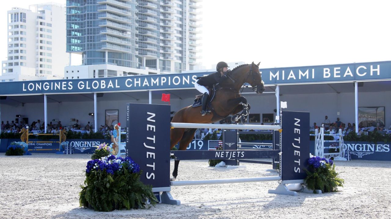 Jennifer Gates, daughter of Bill, was in action on the sand of Miami Beach.