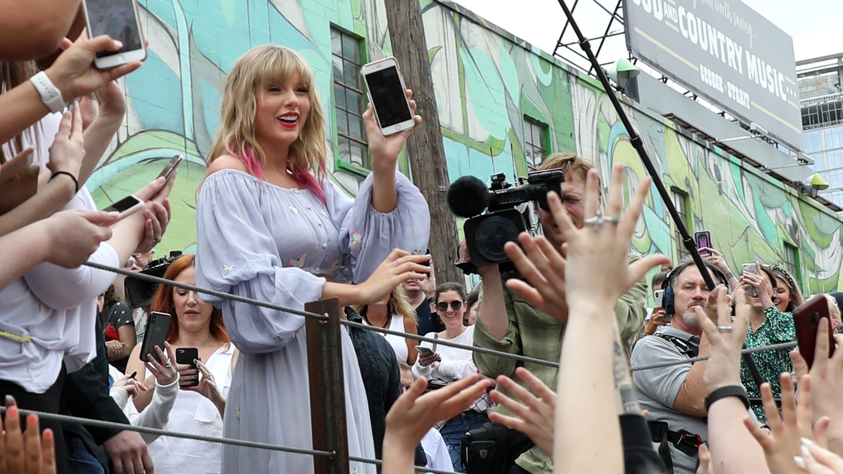Taylor Swift surprises fans at the new Kelsey Montague "What Lifts You Up" Mural on April 25, 2019 in Nashville, Tennessee.