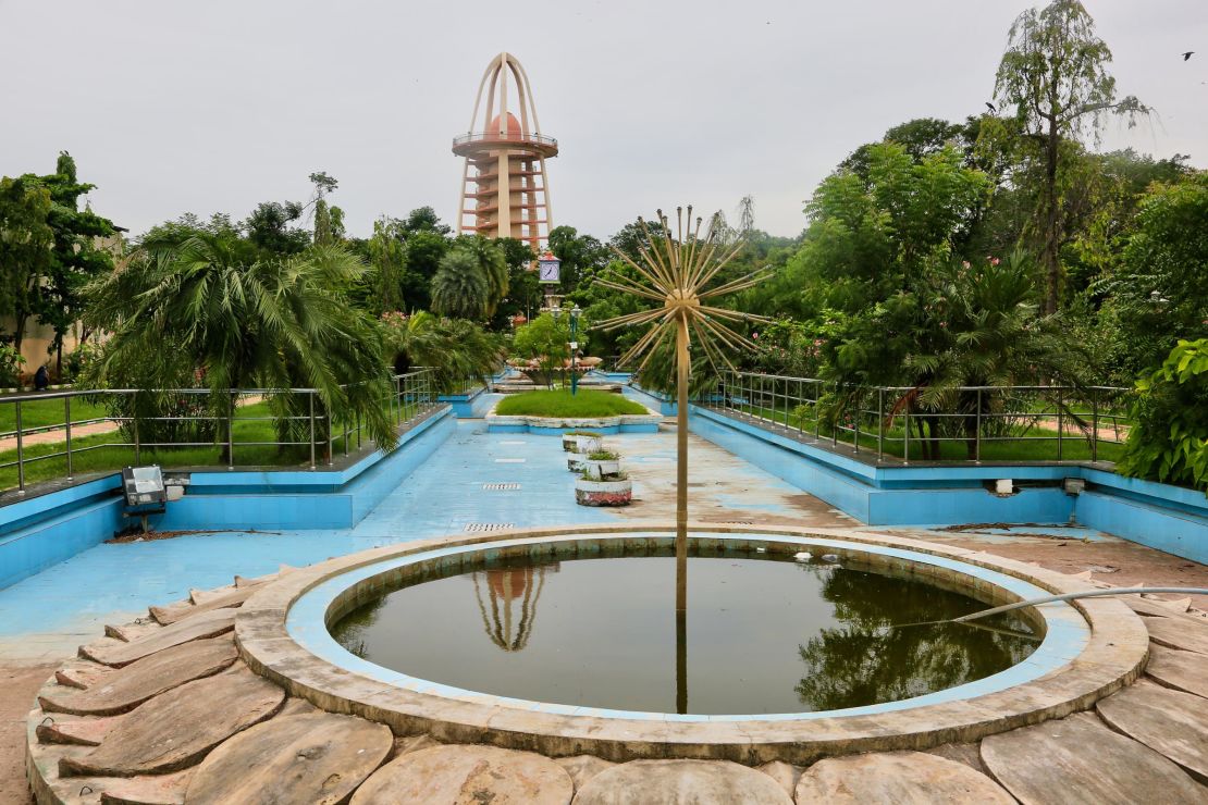 Anna Nagar Tower Park is a popular attraction in Chennai. The tower is 138 feet (42 meters) tall and built for the 1968 World Trade Fair. Going to the park is a great chance to watch and mingle with locals.