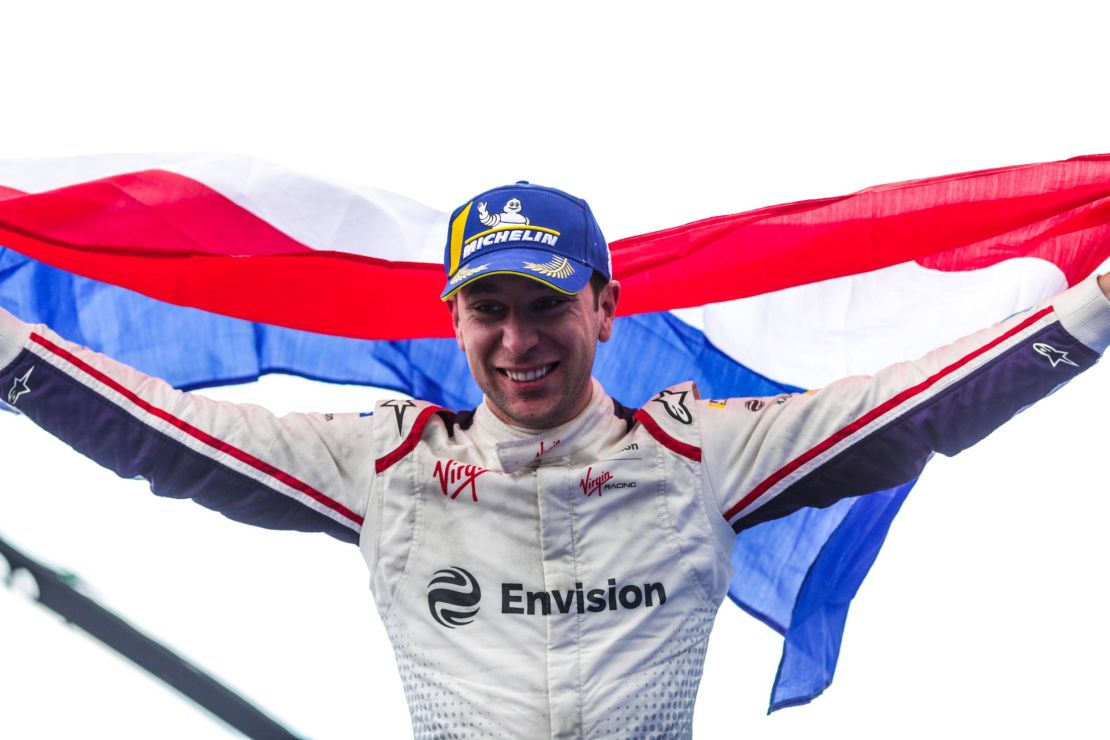 Robin Frijns celebates victory with the Dutch flag.