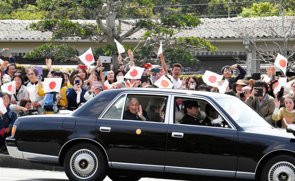 Akihito and Michiko wave to well-wishers in Shima, Japan, in April 2019.