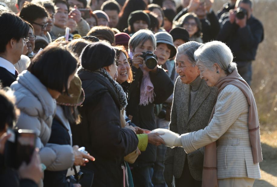 Akihito and Michiko meet well-wishers near the Hayama Imperial Villa.