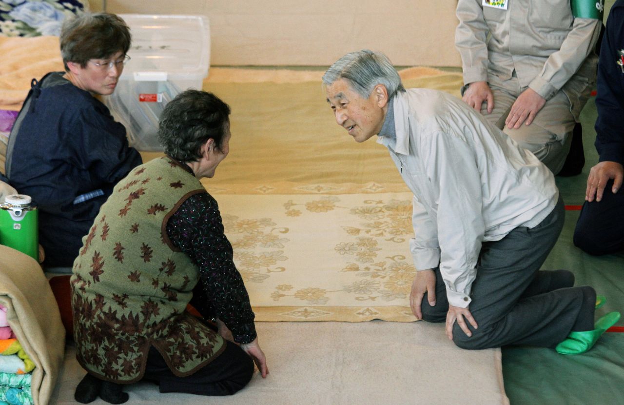 Akihito talks to evacuees at a shelter in Minamisanriku.
