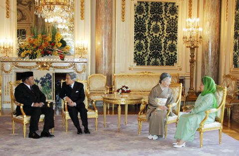 Akihito talks with Malaysian King Syed Sirajuddin while Michiko meets with Queen Tuanku Fauziah in 2005.