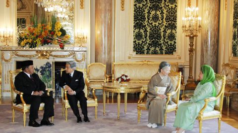 Akihito talks with Malaysian King Syed Sirajuddin while Michiko meets with Queen Tuanku Fauziah in 2005.