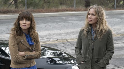 Linda Cardellini and Christina Applegate in