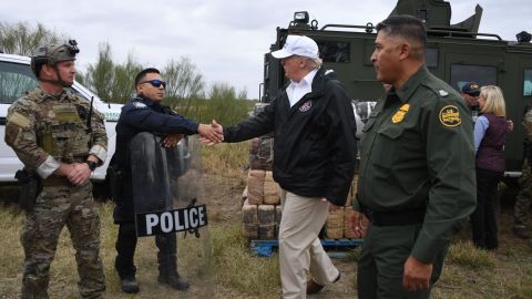US President Donald Trump greets a policeman with Border Patrol agents,and military after his visit to US Border Patrol McAllen Station in McAllen, Texas, on January 10, 2019.  (Photo by Jim WATSON / AFP)    