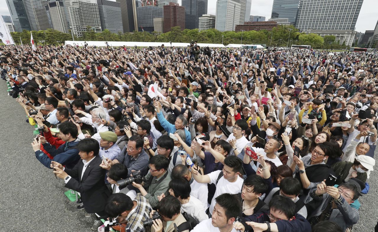 People gather to see the new Emperor leaving the Imperial Palace.